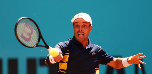 Bautista muere en la orilla frente al británico Evans