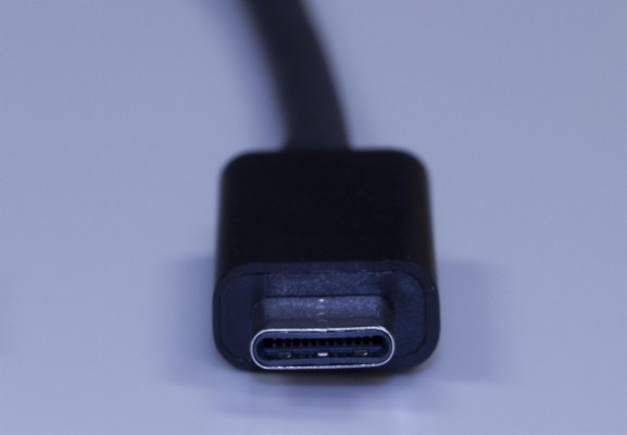 La Eurocámara apoya el cargador único USB-C y pide avanzar hacia soluciones inalámbricas compatibles