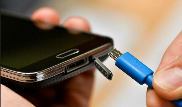 La Eurocámara apoya el cargador universal para móviles, tabletas y consolas
