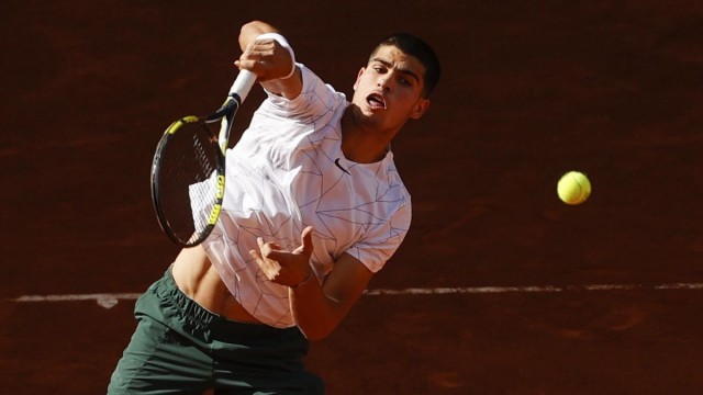 Alcaraz supera con trabajo su estreno en Madrid y se une a Djokovic en tercera ronda