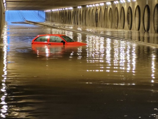 Bomberos y Policía realizan 200 servicios por una tromba de agua en València y municipios cercanos
