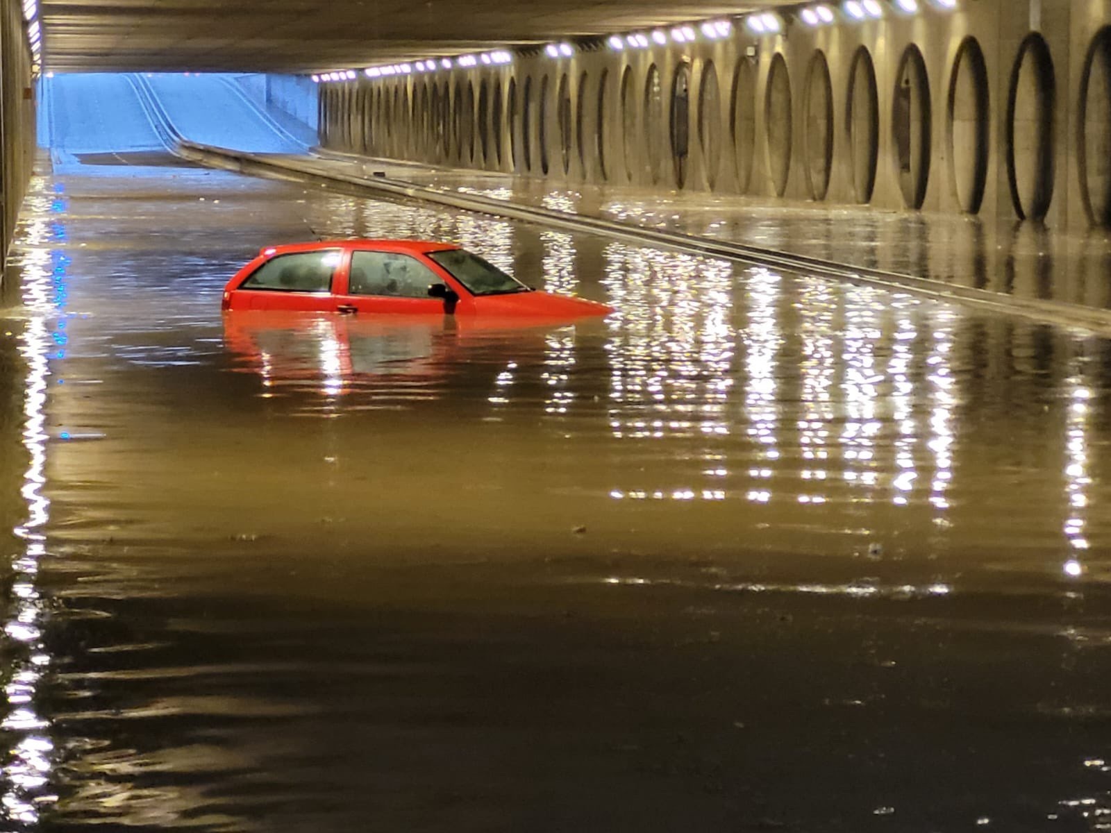 Bomberos y Policía realizan 200 servicios por una tromba de agua en València y municipios cercanos