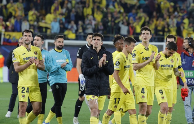 Equipo y afición se funden en una emotiva vuelta al campo a la conclusión del partido