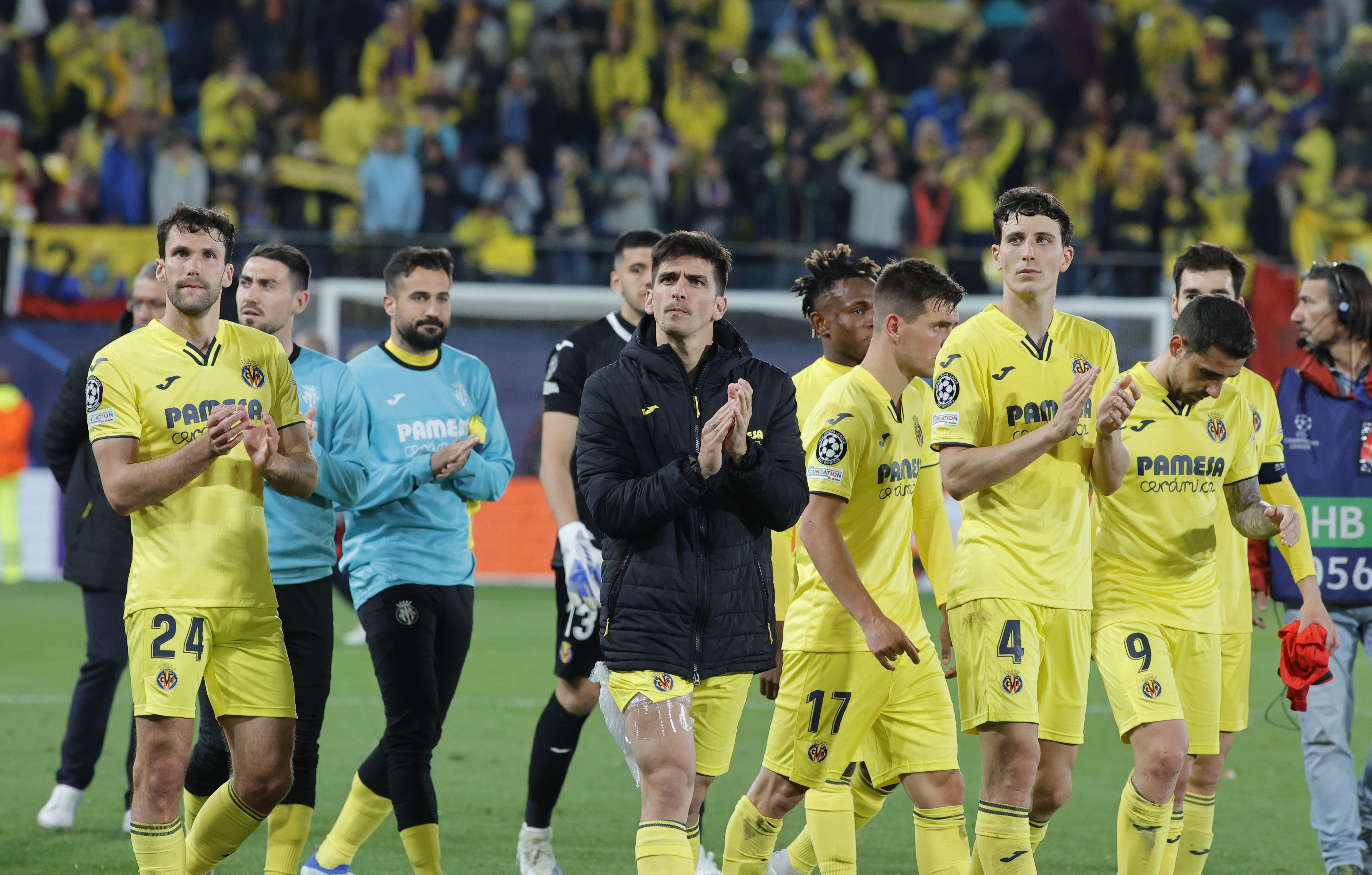 Equipo y afición se funden en una emotiva vuelta al campo a la conclusión del partido