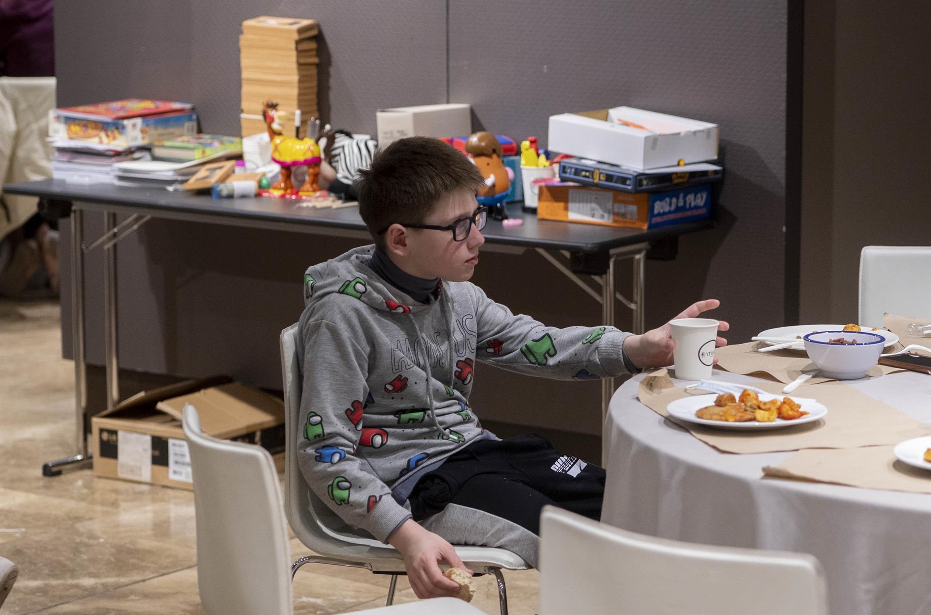 El Gobierno estima que hay escolarizados unos 13.000 niños desplazados por la guerra