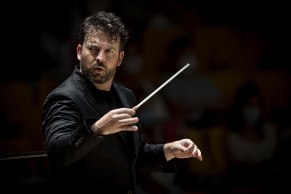 James Gaffigan dirige la 'Sinfonía del Nuevo Mundo' con la Orquestra de la Comunitat