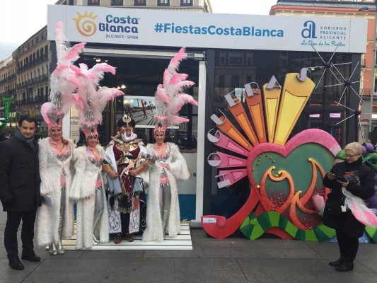 Un millar de festeros promocionan en Madrid las fiestas tradicionales de la Costa Blanca