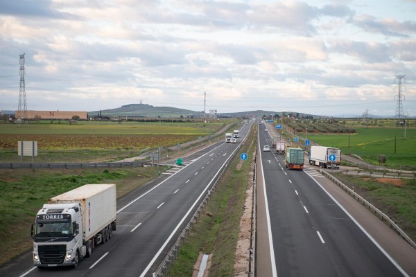El Gobierno duplica las ayudas a los camioneros autónomos que abandonen la actividad
