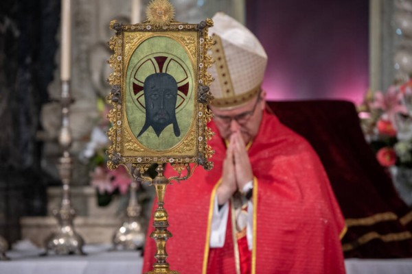 El Obispo, la mujer y el espejo 