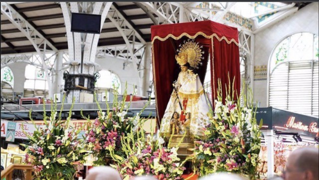 El Mercado Central recupera el homenaje floral a 'La Geperudeta' después de dos años
