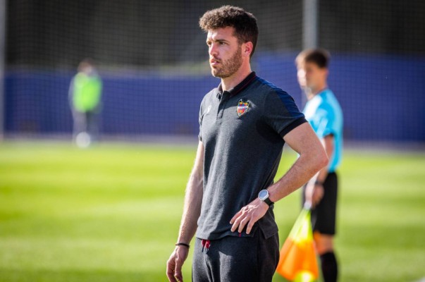 Adrián Esteve deja de ser entrenador del Atlético Levante UD
