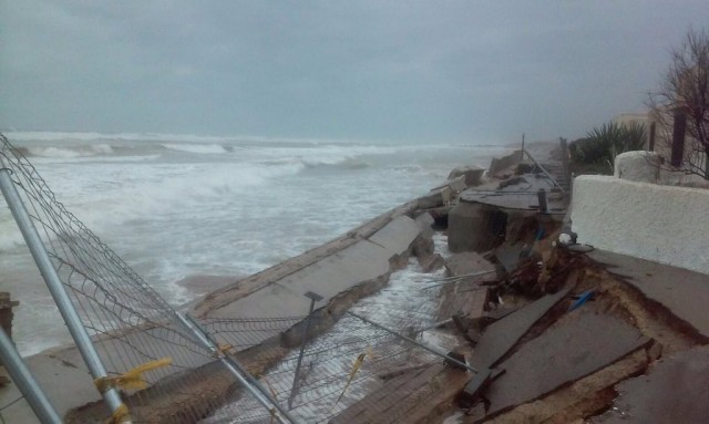 El temporal obliga a desalojar la primera línea de viviendas de El Saler