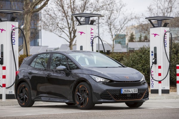 El Cupra Born mejora las prestaciones de carga de la batería