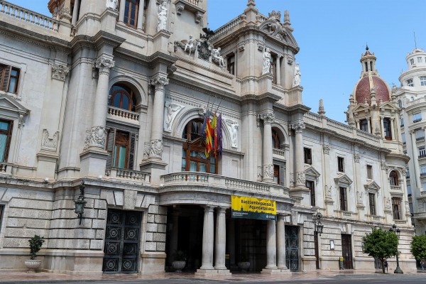 València exige a entidades financieras con las que trabaja que atiendan presencialmente a mayores