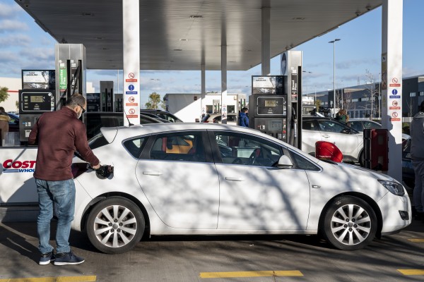 Los carburantes más consumidos bajan un 10 % en abril gracias a la bonificación pública