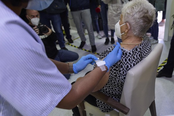 España mantiene el número de muertes en residencias por covid, pero los contagios crecen un 15%