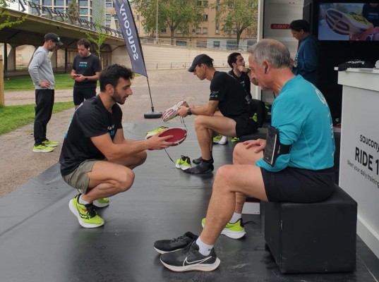 Más de 100 corredores valencianos prueban las zapatillas Ride 15 en su paso por el Jardín del Turia