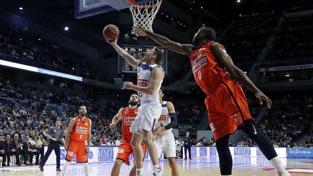 El Madrid reacciona a tiempo ante un irregular Valencia Basket