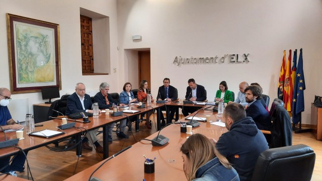 Elche presenta a los agentes sociales un plan de 15.000 ayudas por la guerra, valorado en 7 millones 