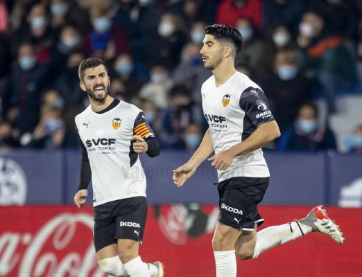 Hasta cuatro valencianos podrían estar en el once del Valencia en el derbi
