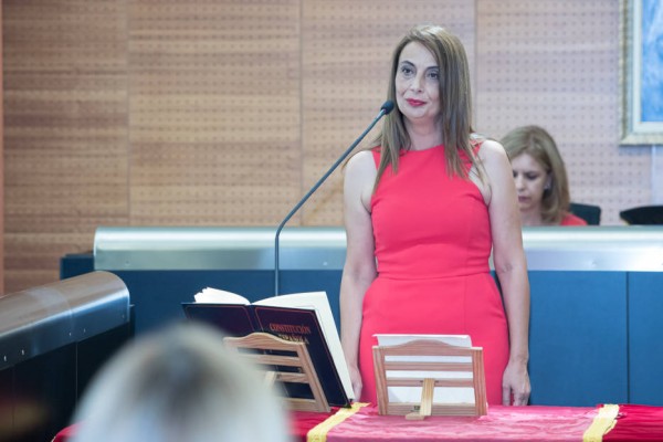 Mora asegura votos y ficha a Pilar Alcolea en la lista para la Secretaría General del PSOE de San Vicente 