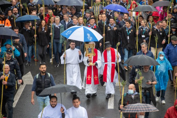 Miles de alicantinos caminan bajo una fina lluvia hacia la Santa Faz tres años después