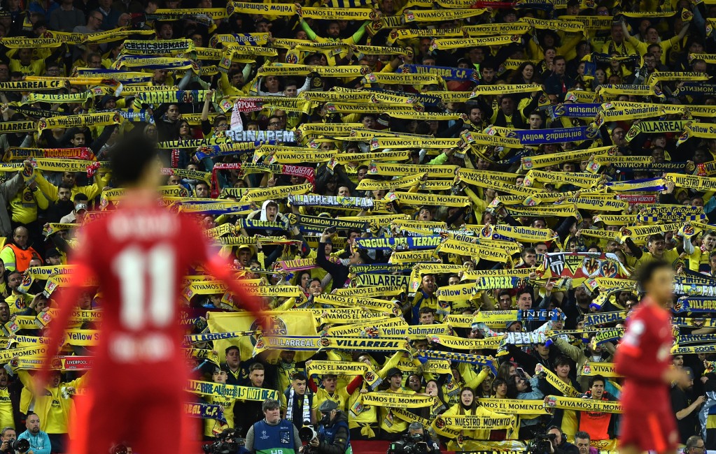 Aficionados amarillos en Anfield. (Foto: EFE/EPA/Peter Powell) - 