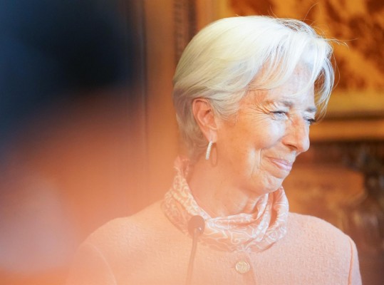 Lagarde abre la puerta a valorar una subida de tipos en verano