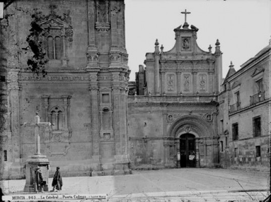 Cantos marianos y cruces para recibir a mayo 