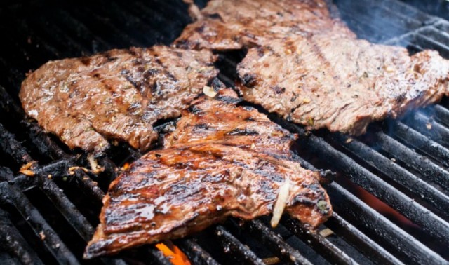 Vinculan la carne asada o a la parrilla a un mayor riesgo de muerte por cáncer de mama

