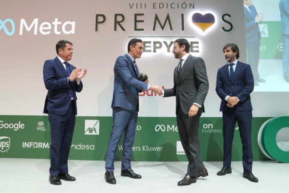 El egresado por la UPCT estrechando la mano del presidente del Gobierno durante la recogida del premio. Foto: Ayuntamiento de Cartagena  - 