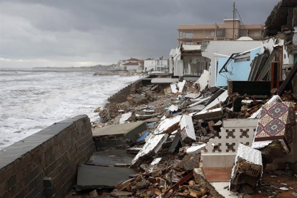 El oleaje destruye parte de las casas de primera línea en Dénia