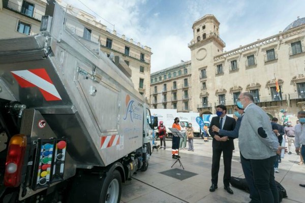 Alicante esprinta con las contratas de la basura: licita la de la ropa y ultima la recogida de residuos 