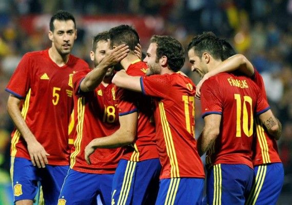 Una sobria España bate a Inglaterra 