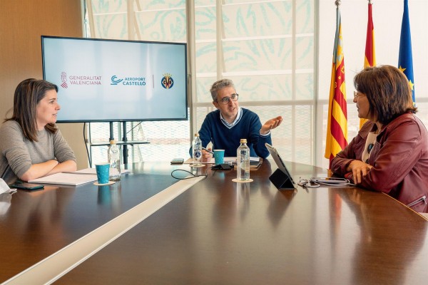 Supervisan el operativo del aeropuerto de Castelló para el viaje de aficionados 'groguets' a Liverpool