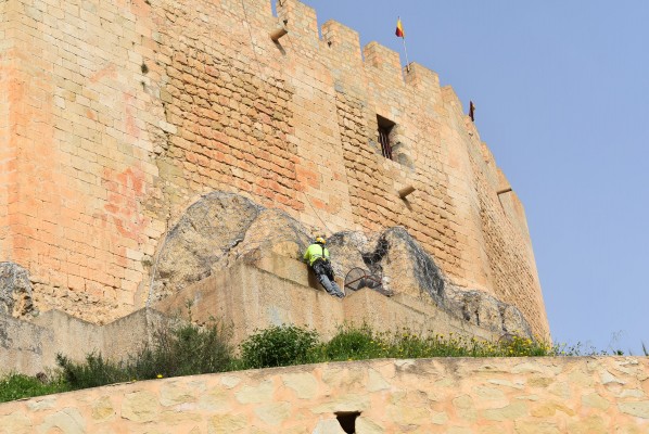 Petrer acomete una intervención de urgencia en la ladera del castillo tras el desprendimiento de rocas 