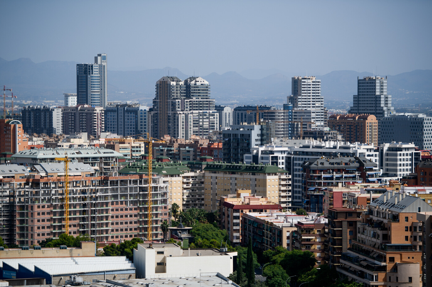 Un banco de Ucrania busca en València vivienda en alquiler para traer a 300 empleados y sus familias 