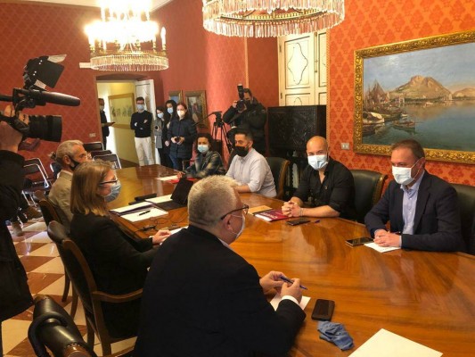 El bipartito facilita los primeros expedientes del 'caso enchufes'; la oposición pone el foco en los test