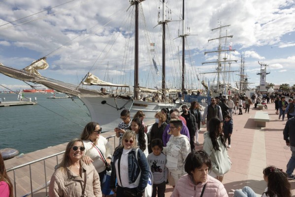 'Escala a Castelló' recibe las últimas visitas a las embarcaciones históricas amarradas en el Grau
