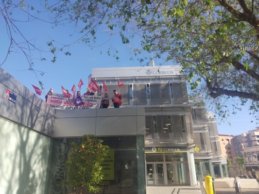 CCOO y UGT se encierran en la Oficina de Correos de Murcia para denunciar 'el desguace del servicio público postal'