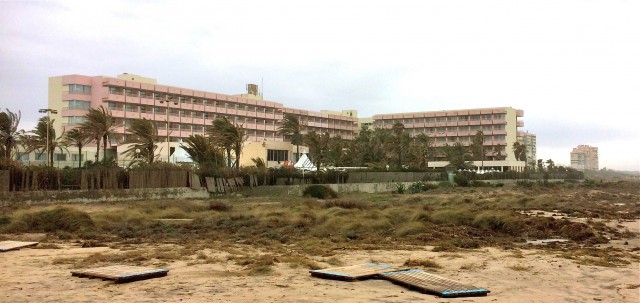 La lenta agonía del Sidi Saler, el monstruo de cemento varado en la playa