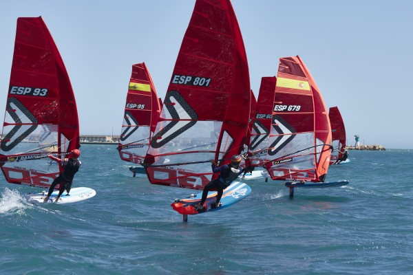  La FVCV reparte los títulos autonómicos de ILCA y Windsurf en el Club Náutico de Santa Pola