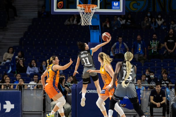 La igualdad manda entre Valencia y Estudiantes y el pase a semifinales se decidirá en la Fonteta