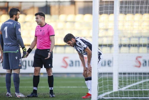 Un mes y medio sin ganar aleja al Castellón de la promoción