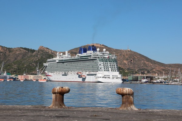El crucero Britannia, buque insignia de la P&O Cruises, recala en Cartagena con más de 4.000 personas a bordo 