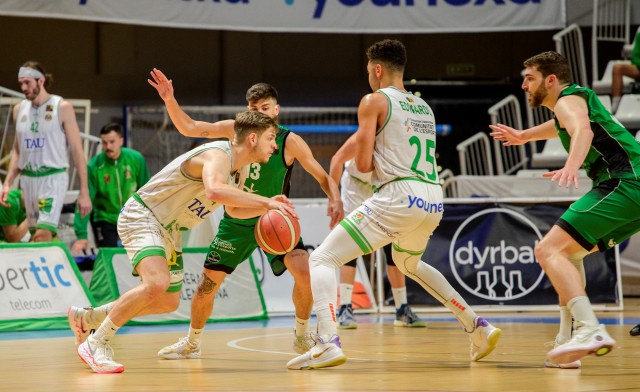 El TAU Castelló exhibe su poderío ofensivo ante el Cáceres y se acerca al 'play off' (104-84)