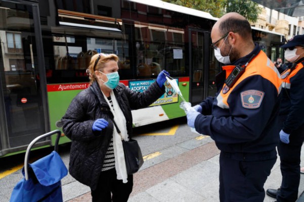 La fiebre del material covid: firmas que ofrecieron a Elche mascarillas sin certificar y empresas hasta jamoneras