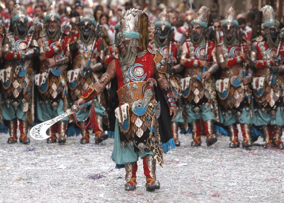Los Moros y Cristianos exhiben su poder por las calles de Alcoy tres años después