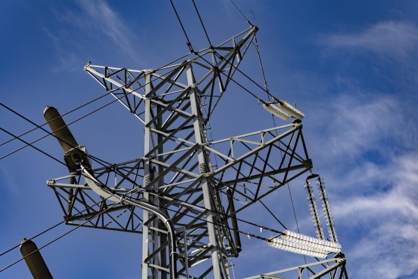 El precio de la luz se desploma este sábado un 58,5% y cae a los 86,25 euros/MWh