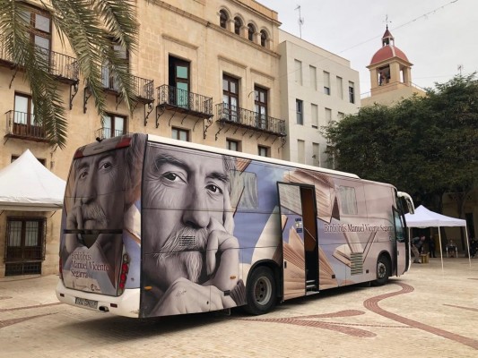 Cultura acerca los 100.000 libros prestables de las bibliotecas de Elche a barrios y pedanías con el Bibliobús 